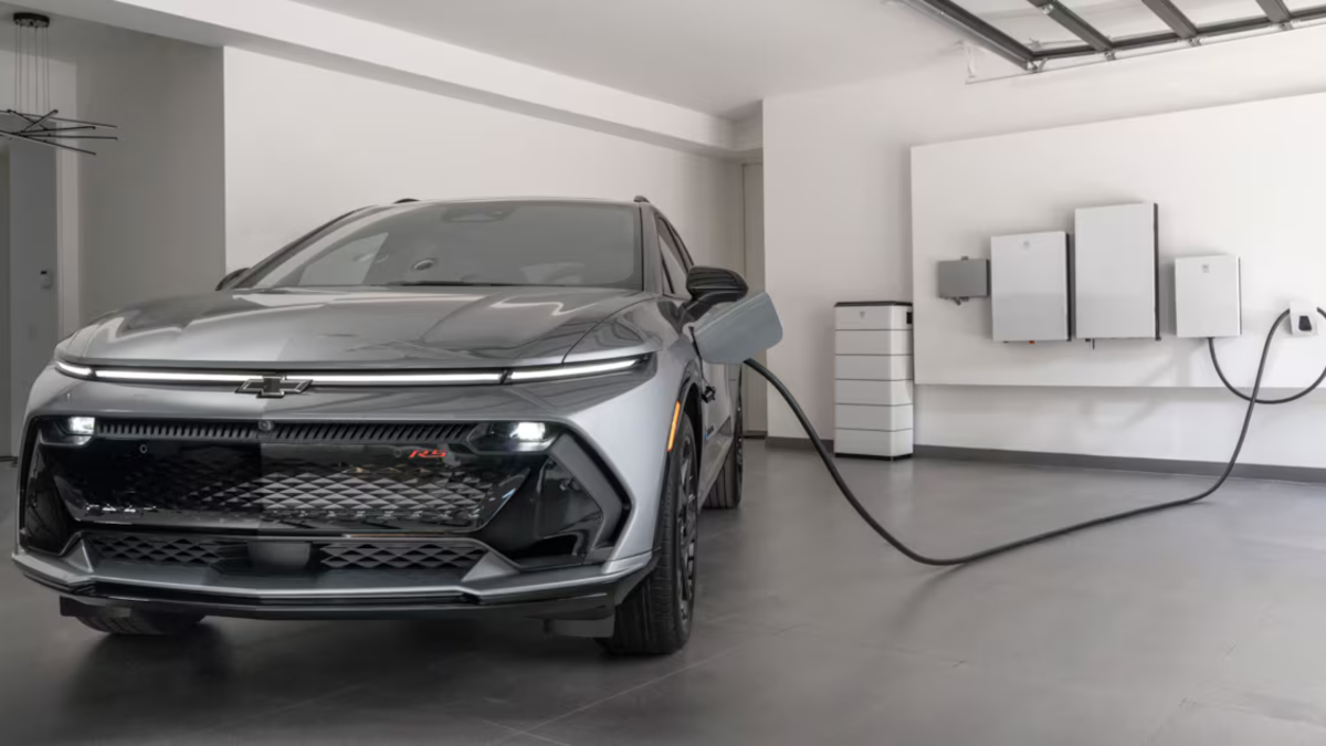 2025-equinoxev-charging-01_cropped.png