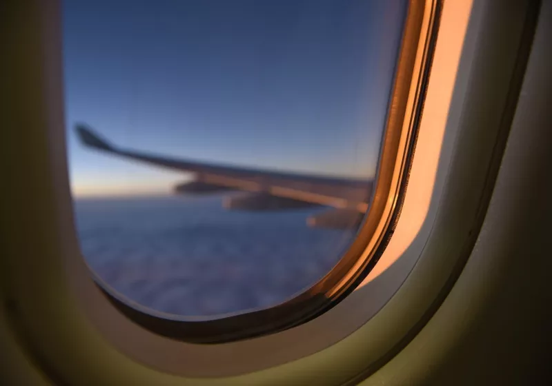 United-Airlines-Kulaklik-takmayan-ucaktan-atilabilir.jpg