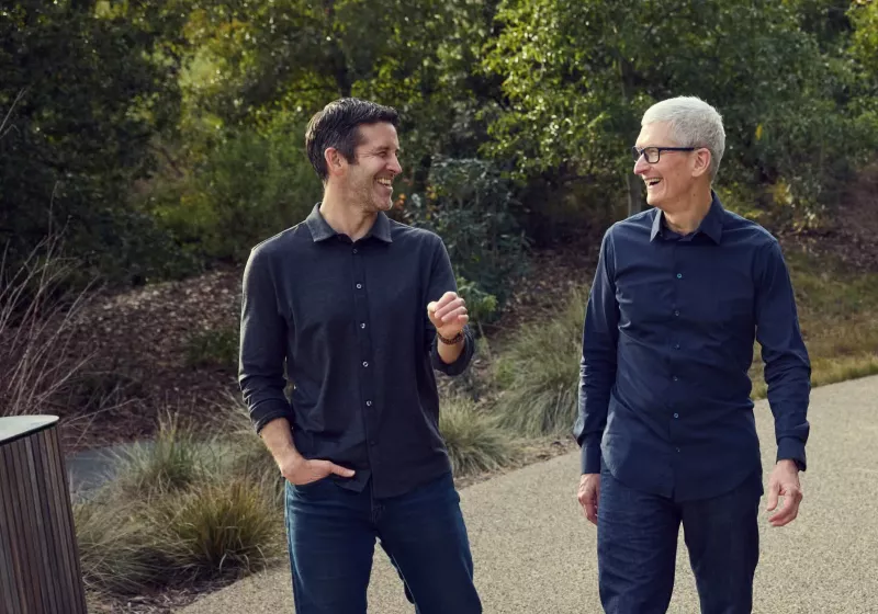 Tim-Cook-ayriliyor-Apple-CEOsu-John-Ternus-oluyor.jpg