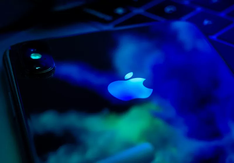 Apple-hologramli-iPhone-AI-kolye-kamerali-AirPods-Pro.jpg