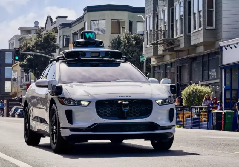 Waymo-robotaksi-havalimaninda-yolcunun-valizini-goturdu.jpg