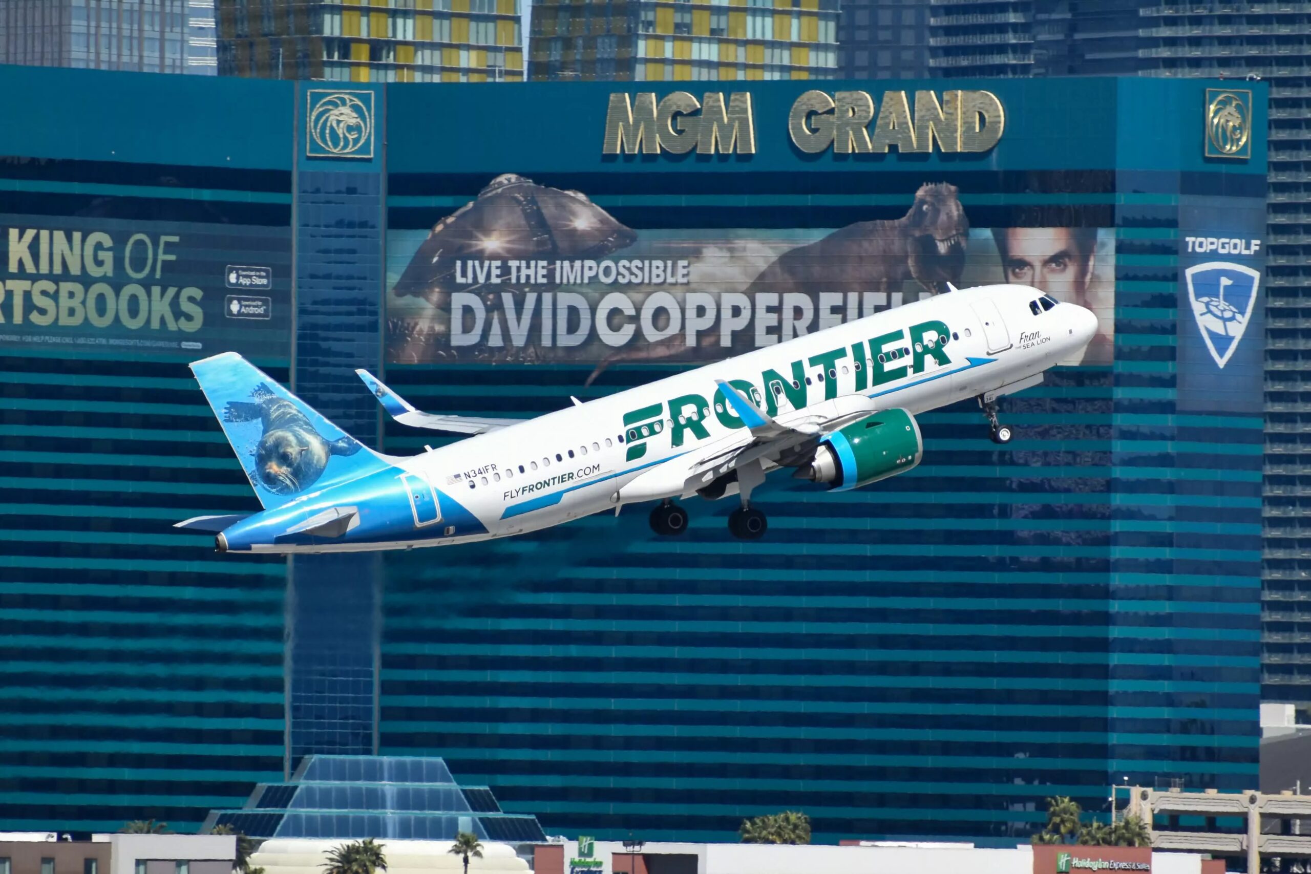 Frontier-Airlines-binis-kartinda-veri-sizdirdi-scaled.jpg