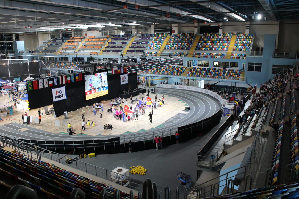 Ataköy Atletizm Salonu'nda kurulan FIRST Tech Challenge oyun sahaları