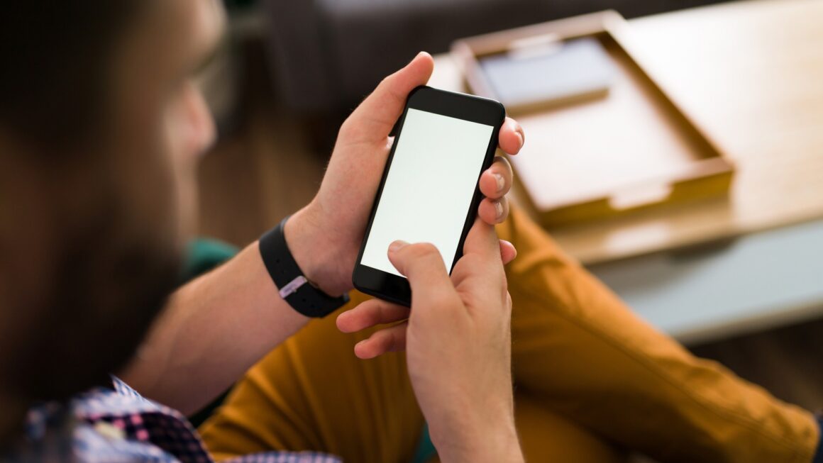WhatsApp kullanan bir kişi ve akıllı telefon