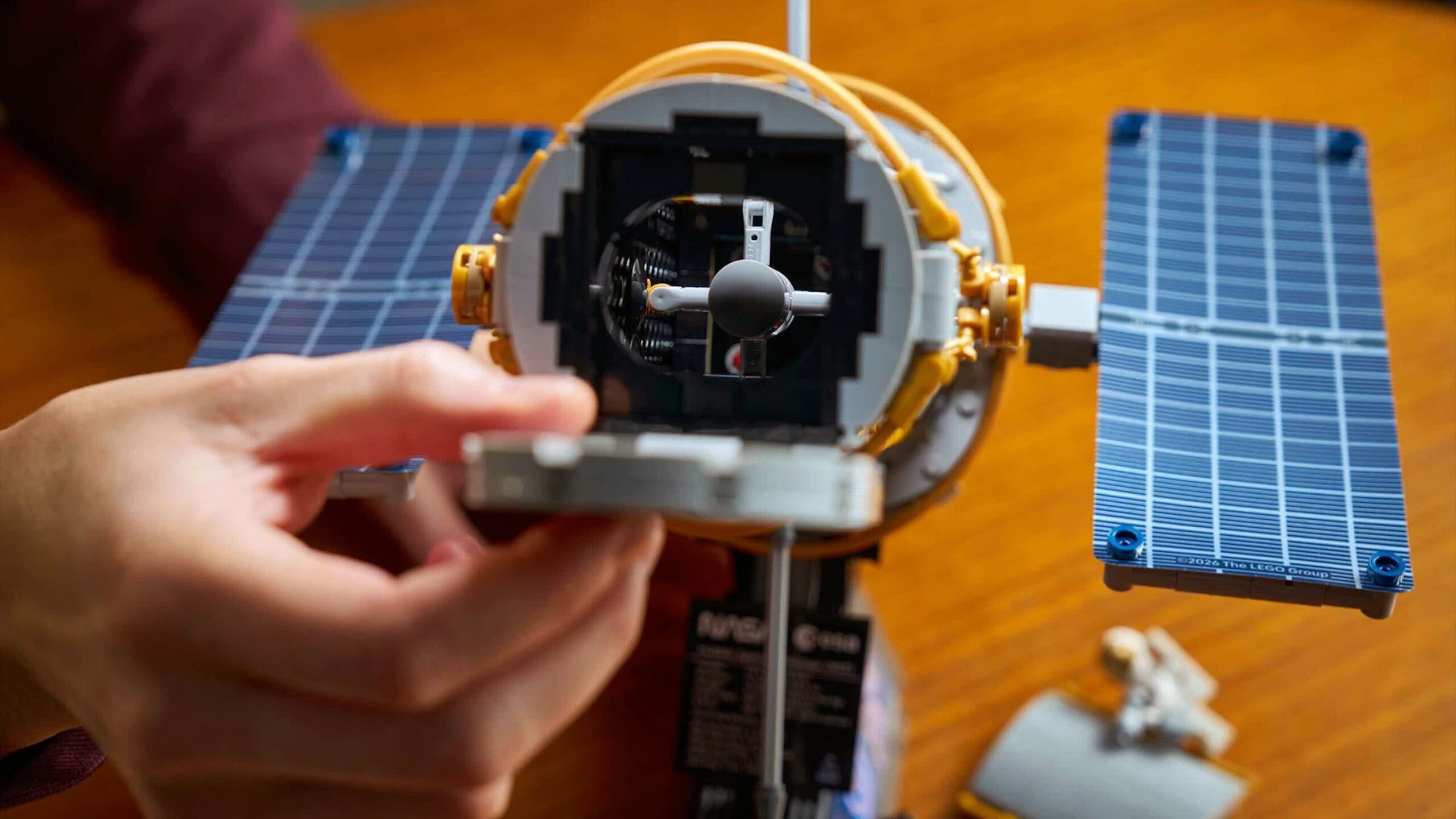 Legodan-Hubble-uzay-teleskobuna-yeni-set-scaled.jpg
