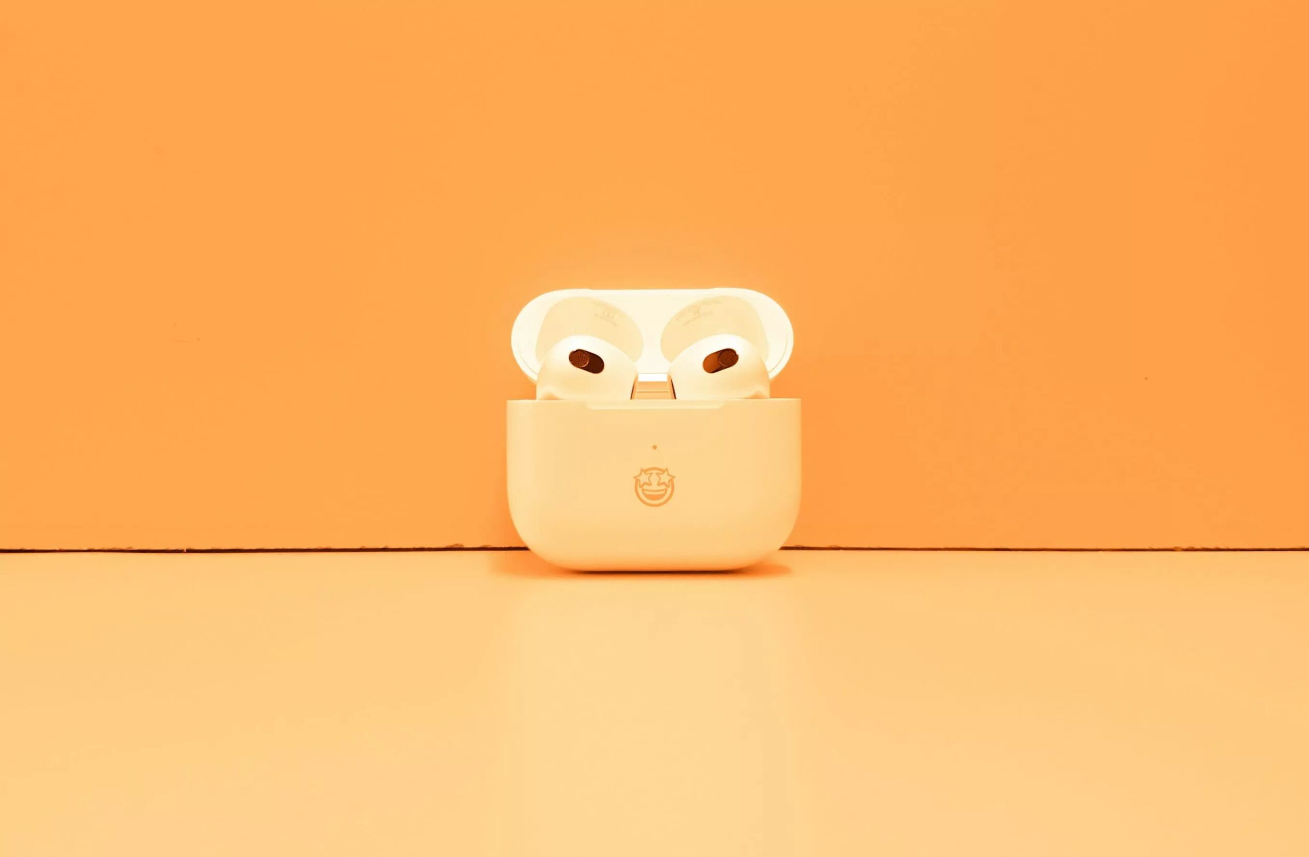 Sizinti-Kamerali-AirPods-kitabi-taniyabiliyor-scaled.jpg