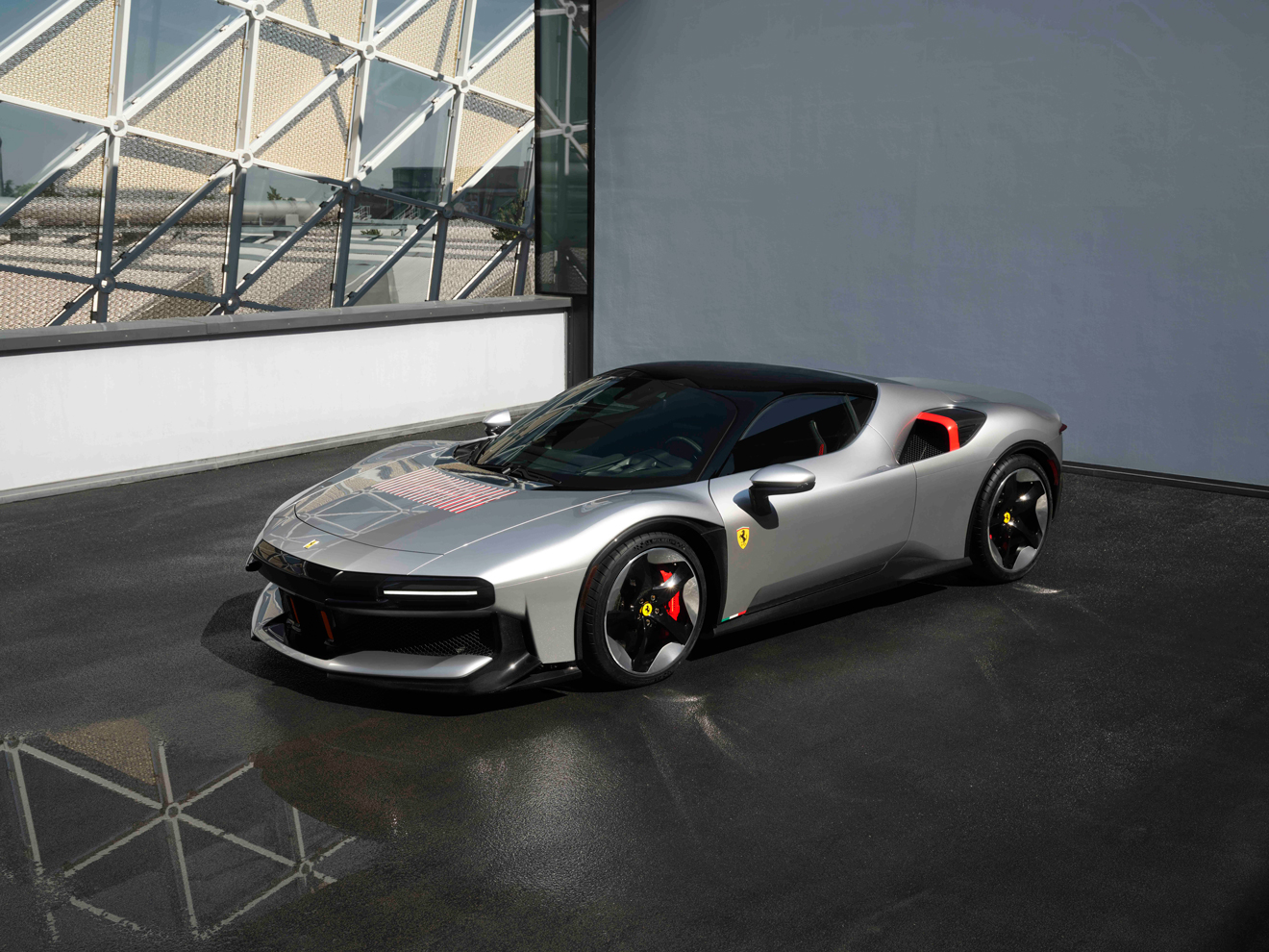 Ferrari CZ26'nın önden üç çeyrek görünümü