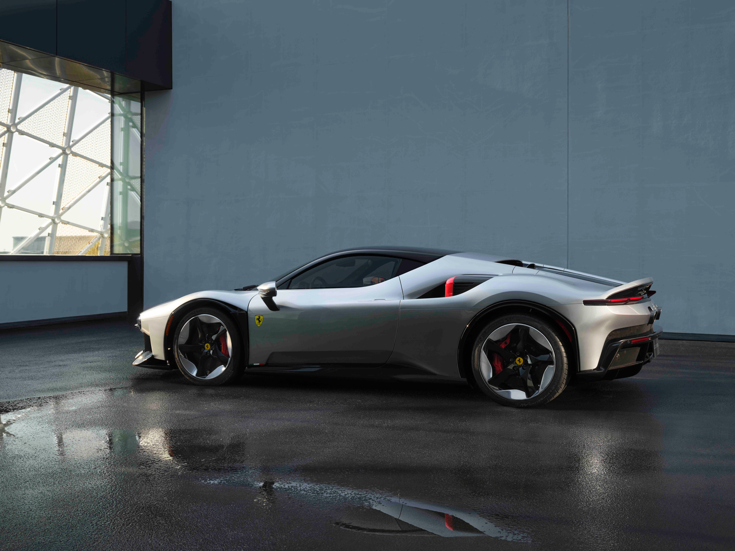 Ferrari CZ26'nın yandan görünümü