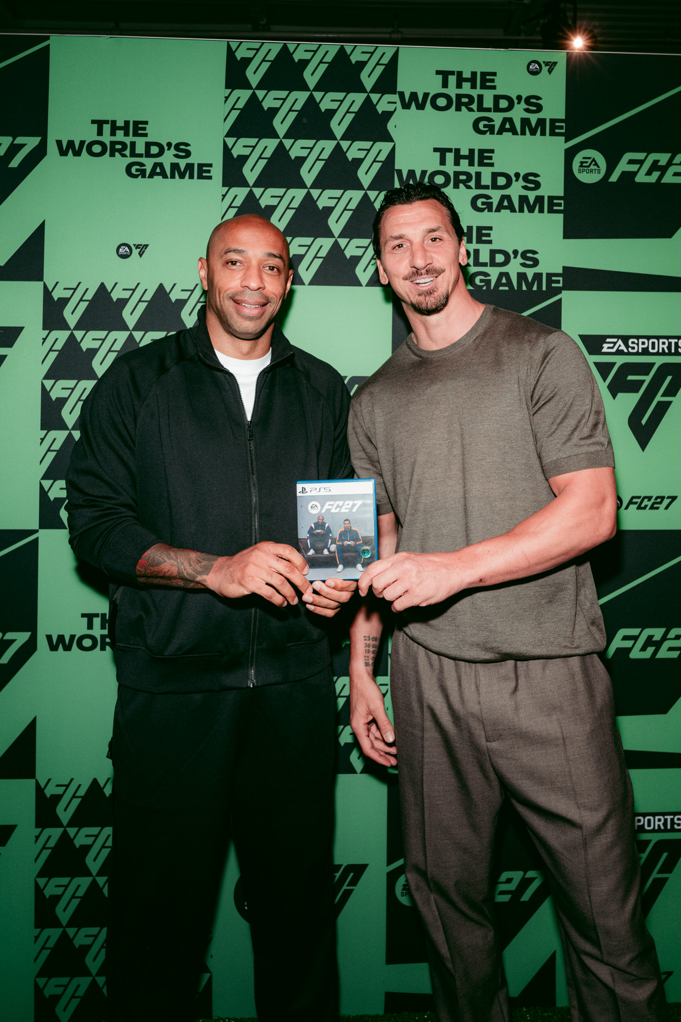 Thierry Henry ve Zlatan Ibrahimović FC 27 World Premiere etkinliğinde