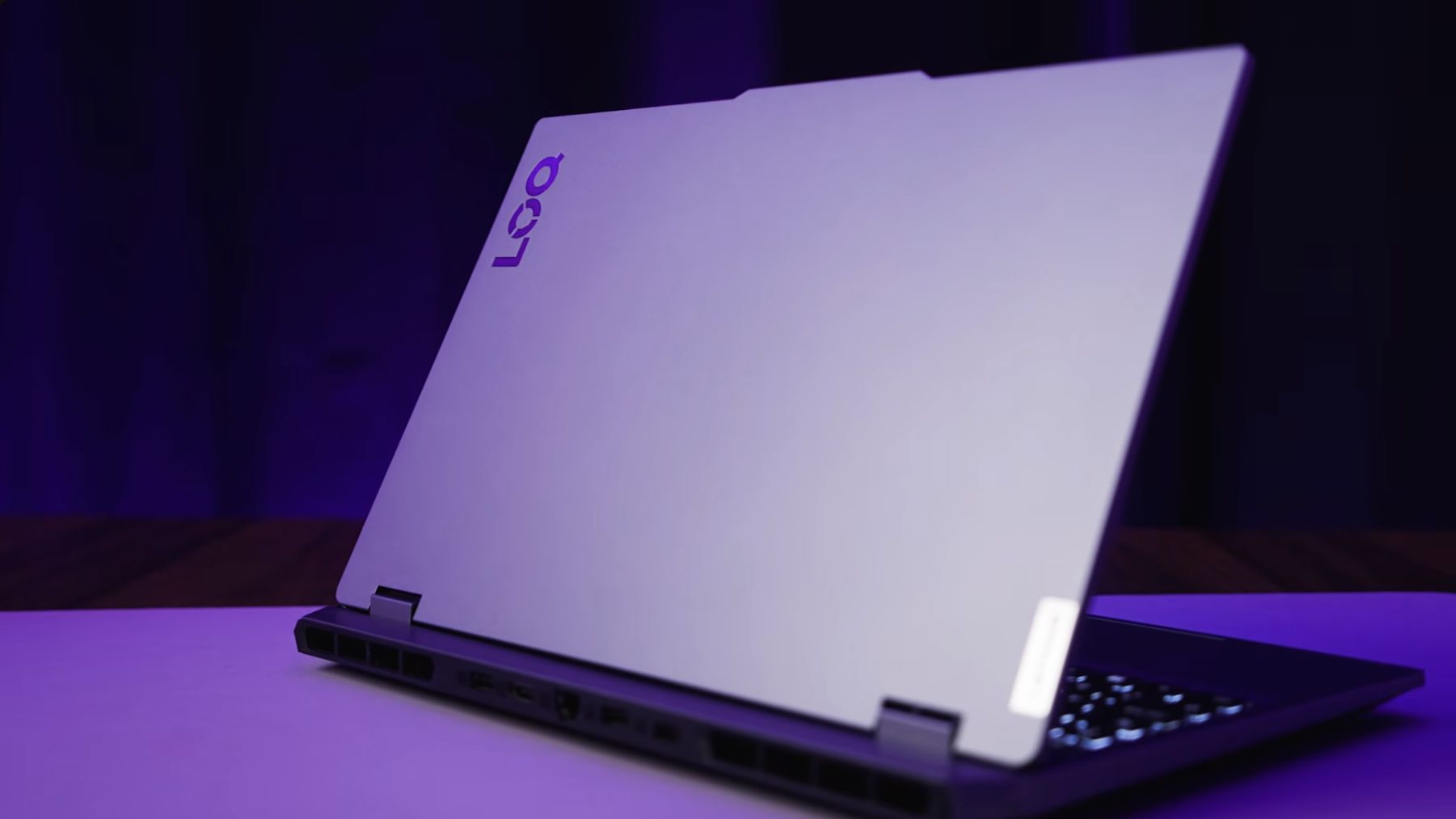 Lenovo LOQ 15IRX10 kapak tasarımı ve arka bağlantıları