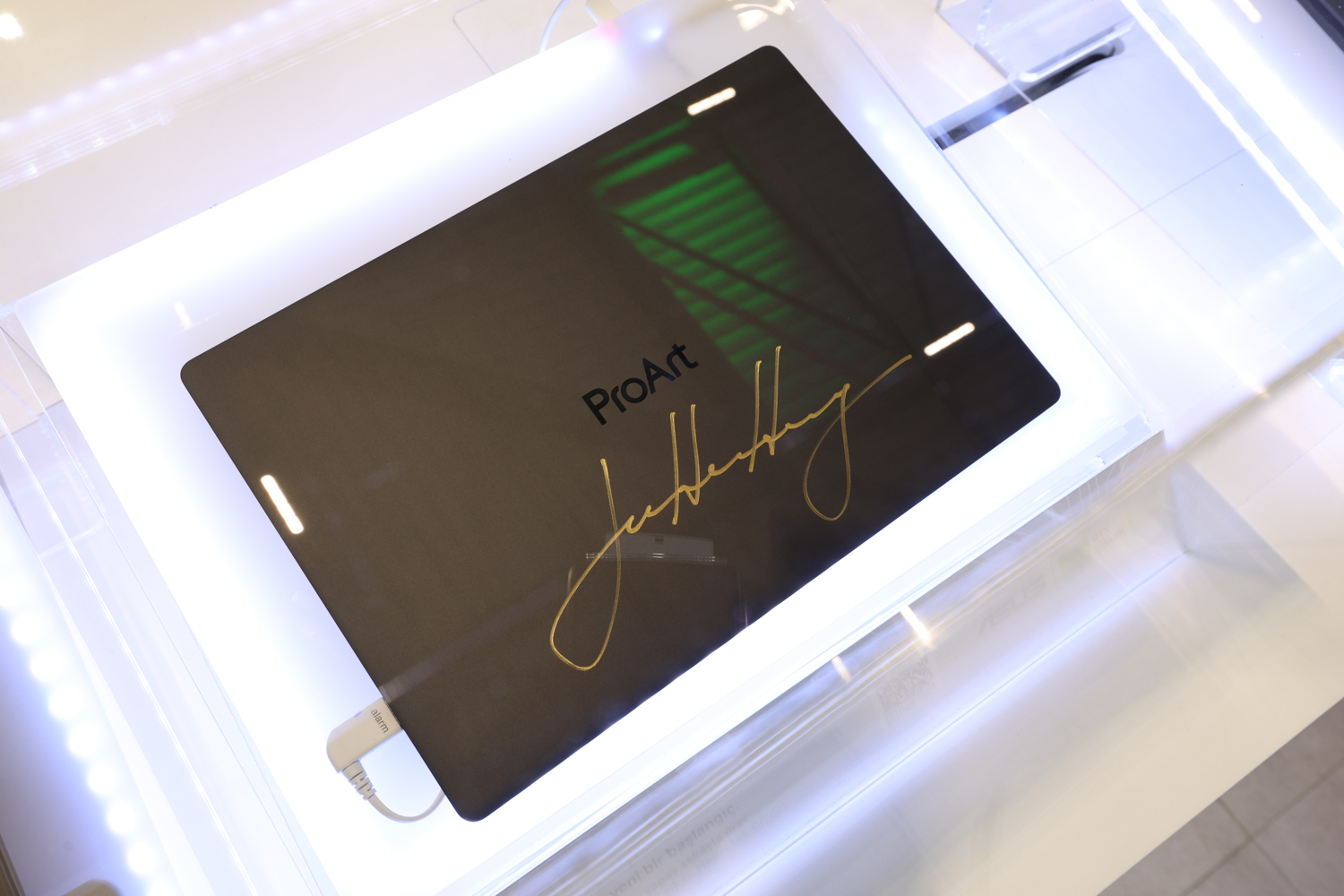 Jensen Huang imzalı RTX Spark dizüstü bilgisayar