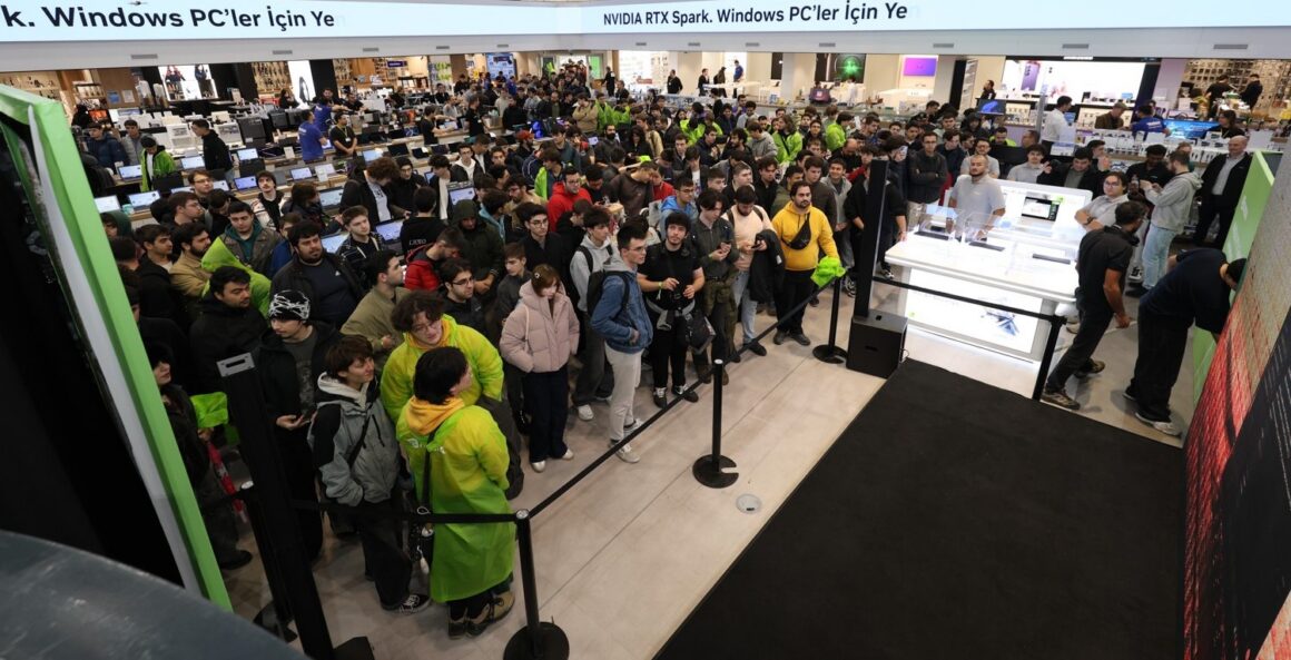 Vatan Topkapı mağazasındaki NVIDIA RTX Spark lansmanı katılımcıları