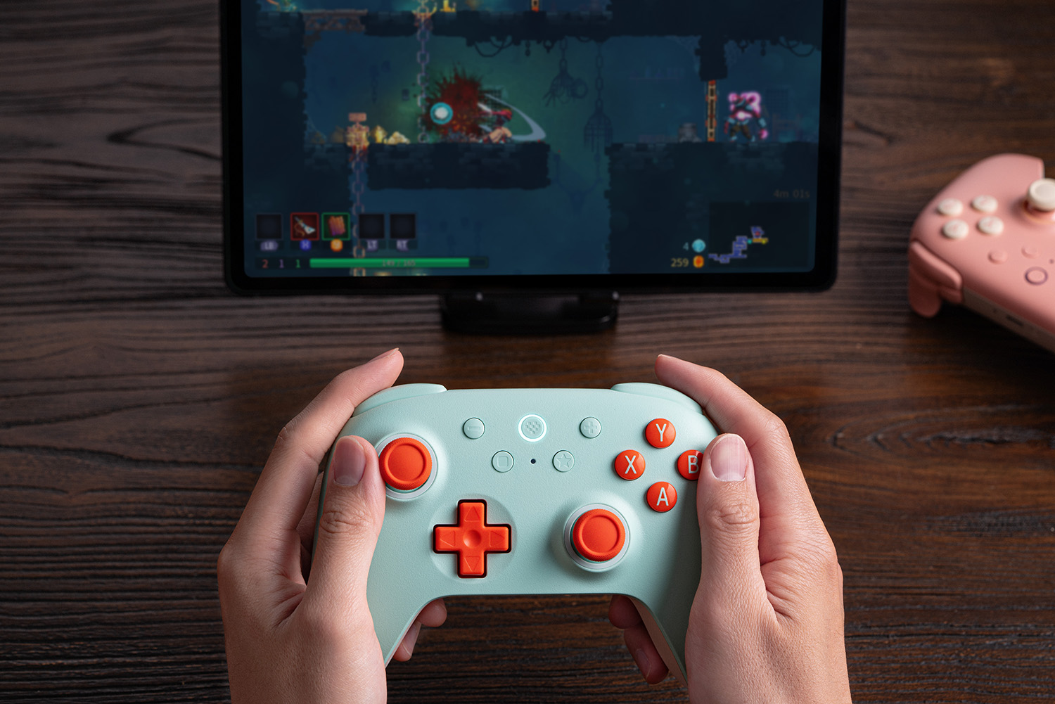 8BitDo oyun kontrolcüsü ile oyun oynanıyor