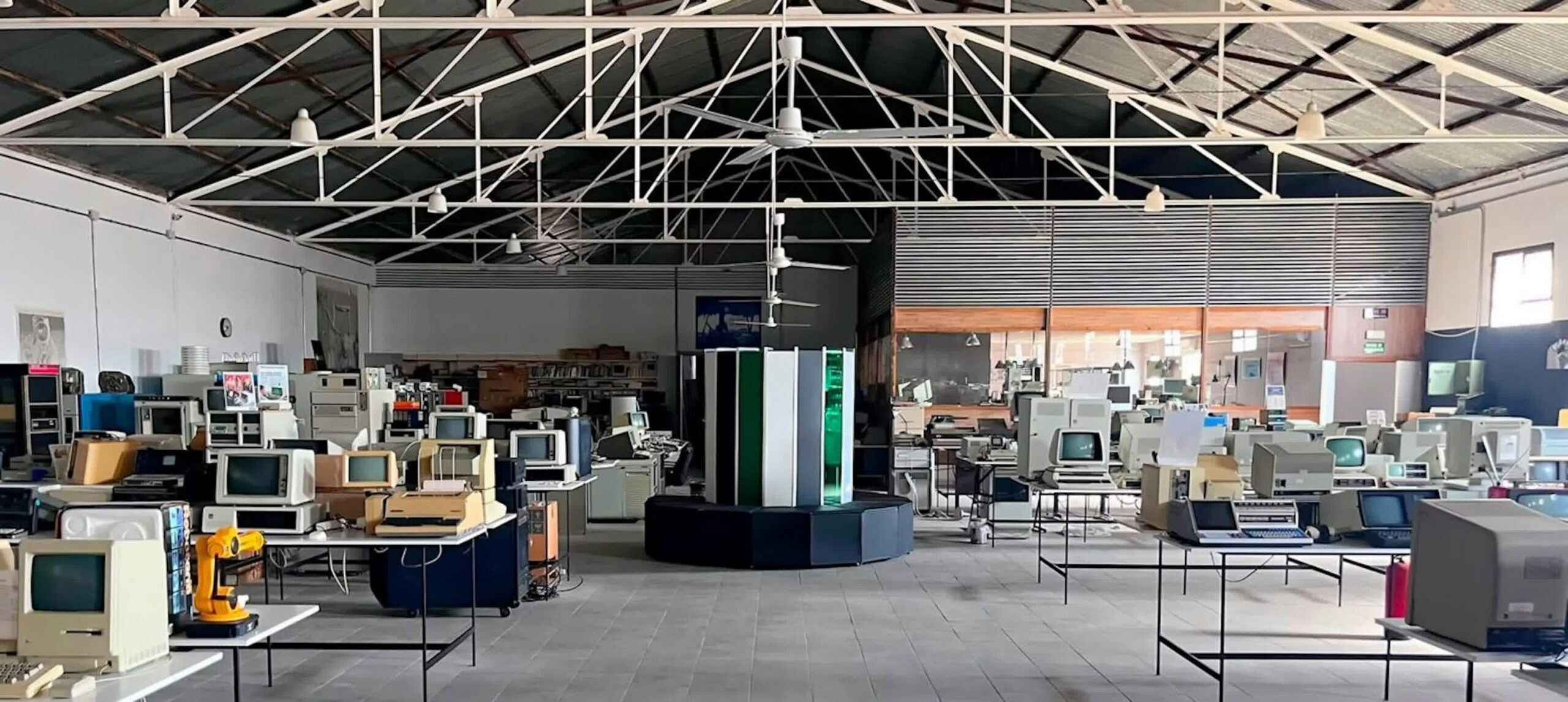 Ispanyol-muzesinden-30-eski-Mac-minili-Cray-1-kopyasi-scaled.jpg
