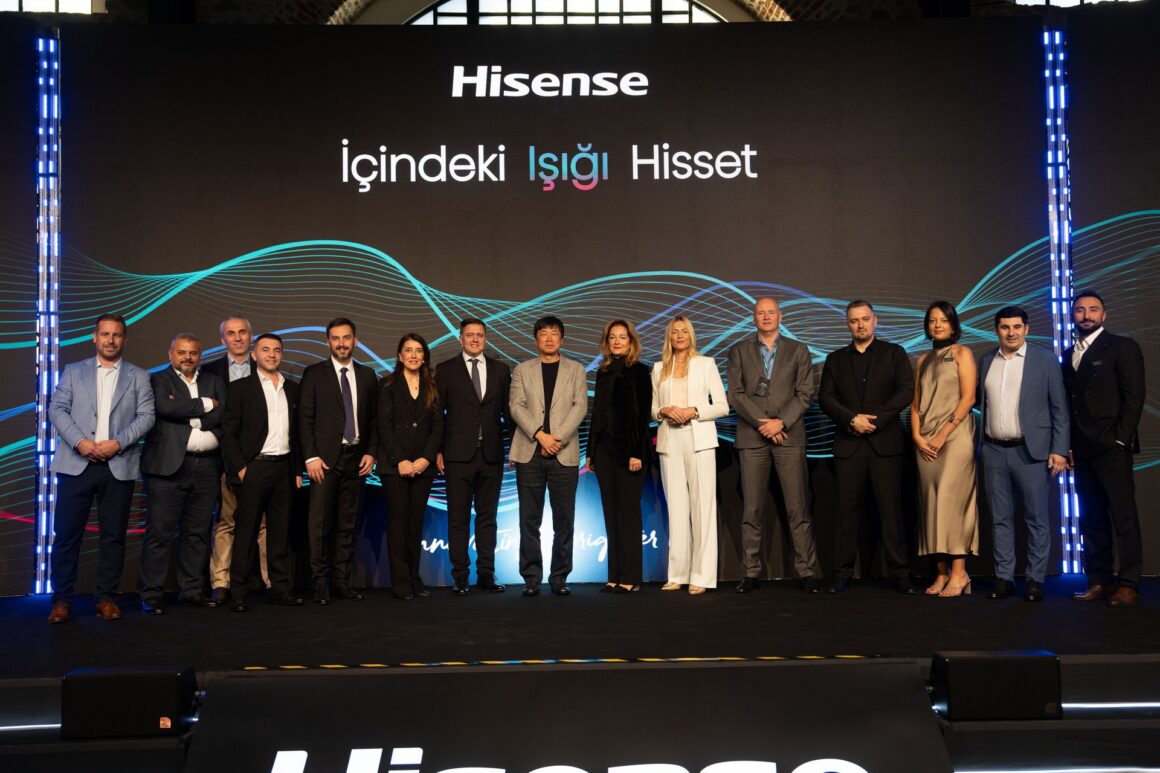 Hisense yöneticileri ve Türkiye ekibi lansman sahnesinde