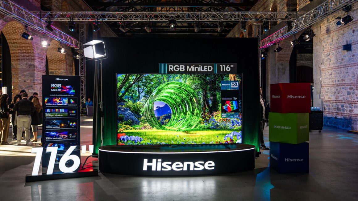 Hisense Türkiye lansmanında sergilenen 116 inç RGB MiniLED televizyon