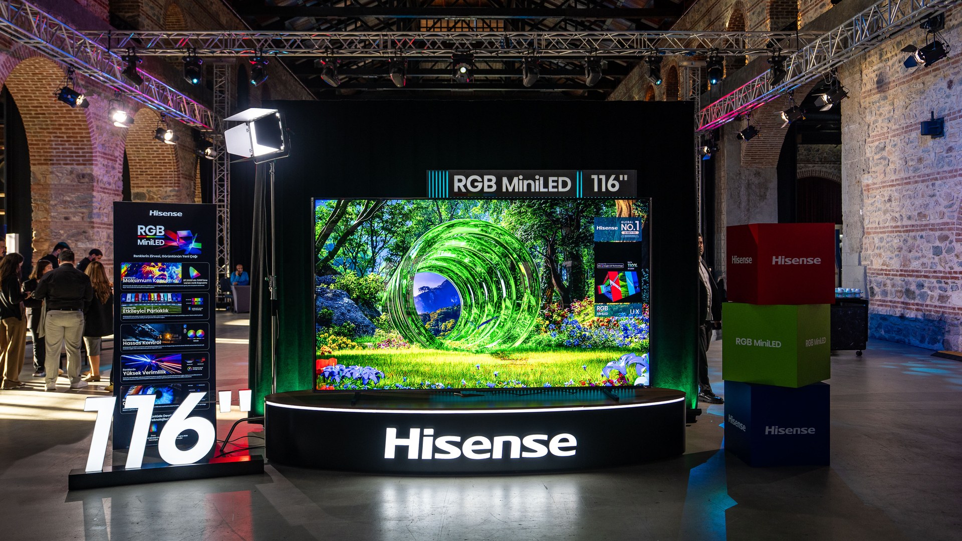Hisense Türkiye lansmanında sergilenen 116 inç RGB MiniLED televizyon