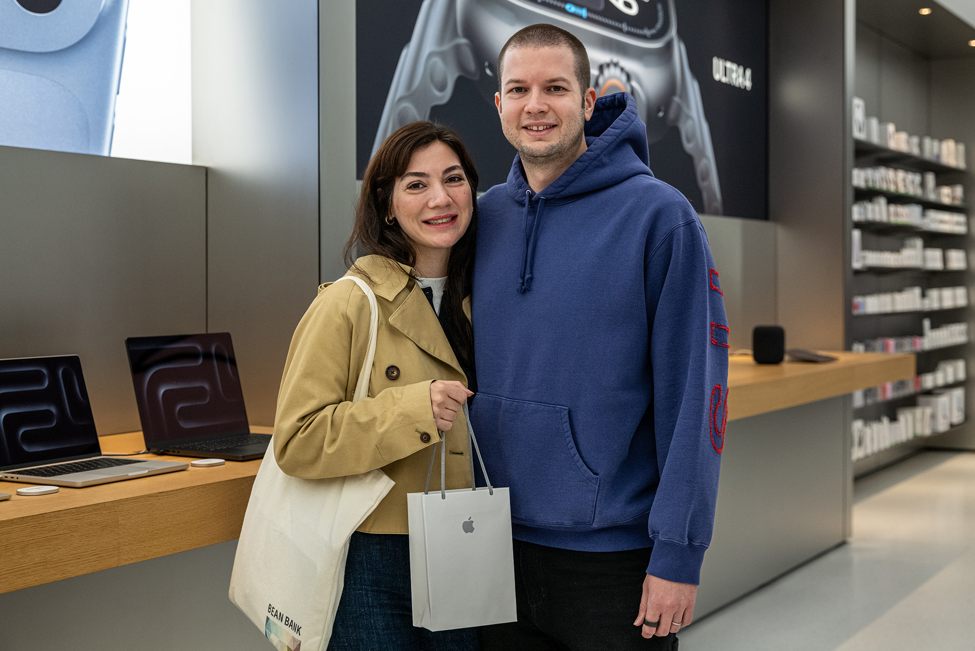 Koral Oral, Apple Zorlu mağazasında iPhone Duo’nun ilk kullanıcıları arasında
