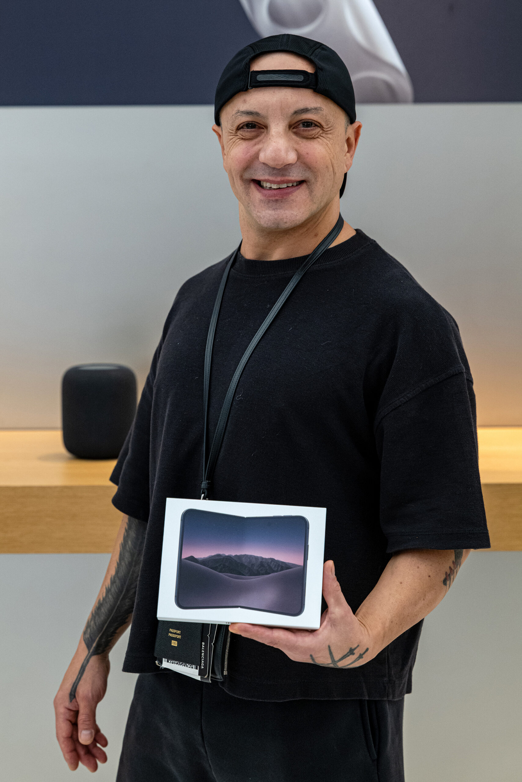 Ahmet Baytar, Apple Zorlu mağazasında iPhone Duo kutusuyla
