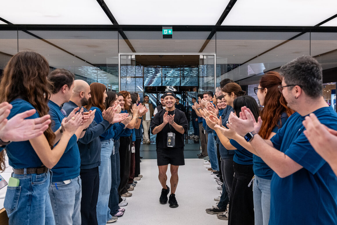 iPhone Duo’nun Türkiye satış başlangıcında Apple Zorlu mağazası
